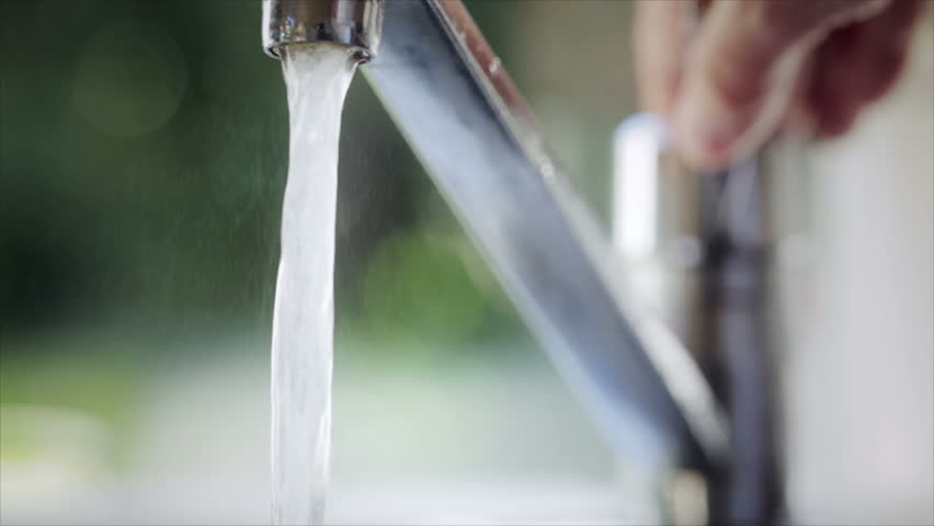 Rinse an apple