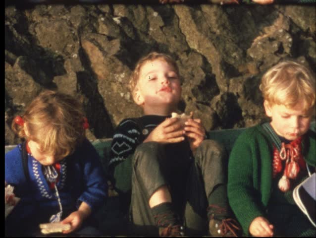 Family picknick (Vintage 8 mm amateur film)