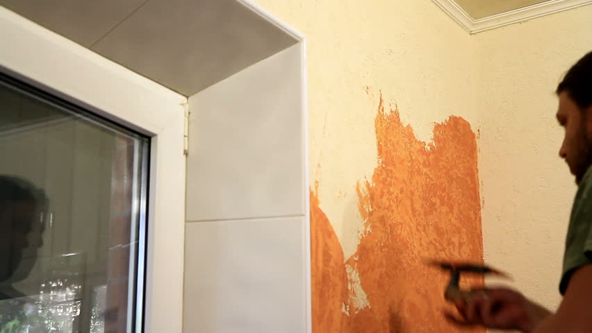 Master applies colored wax on ornamental plaster. 