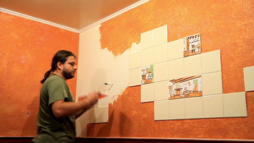 Master applies colored wax on ornamental plaster. Timelapse. 
