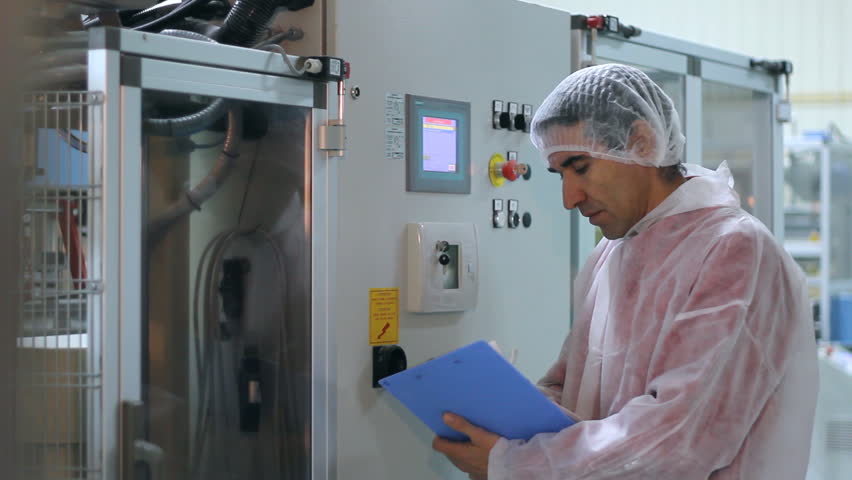 Worker controls the sugar packing machine