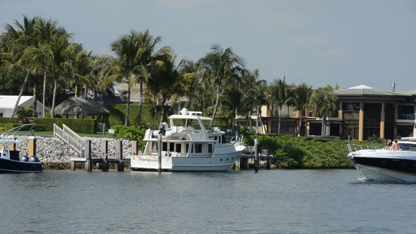 FORT LAUDERDALE - JANUARY 28: Boaters enjoy beautiful winter weather in Florida along the waterways of Fort Lauderdale on January 28, 2012