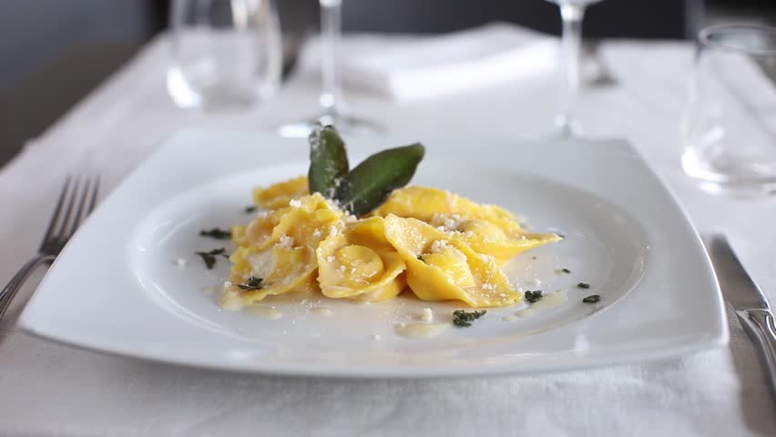 Ravioli with butter and sage. 360 rotation food