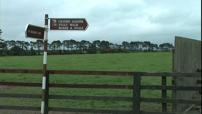 paddock with Japanese gardens direction sign in foreground