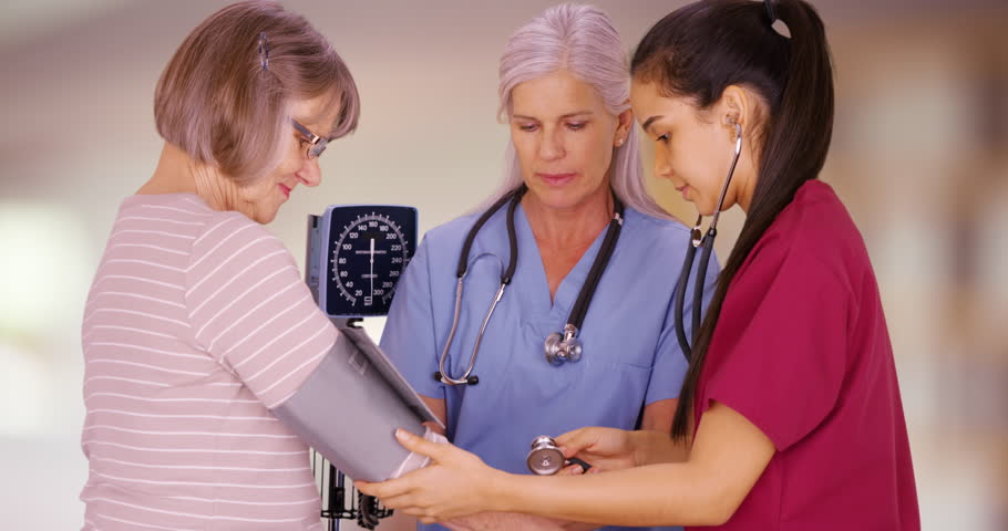 senior doctor checking patient 39 s blood pressure videos de arma medical assistant