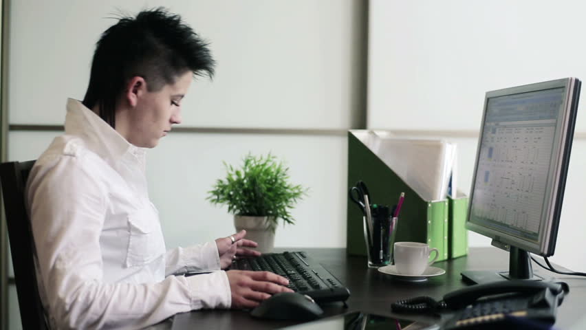 Busy multitasking punk businesswoman in the office timelapse
