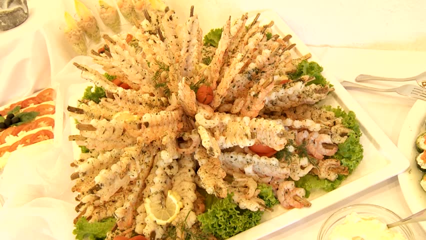 video footage of a buffet with seafoos shrimps, gambas