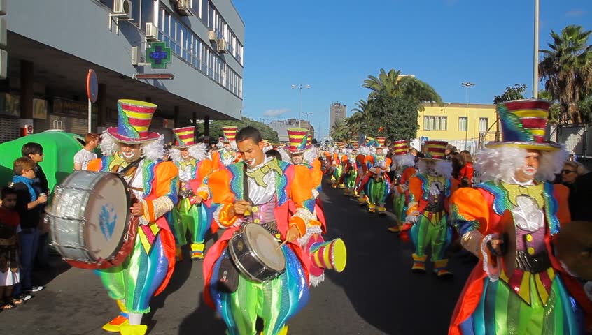 LAS PALMAS DE GRAN CANARIA, SPAIN - FEBRUARY 18: 200,000 masked revelers and a hundred or so festooned cars and floats in the Grande Parade (Gran Cabalgata ) of the Carnival February 18, 2012, Spain 