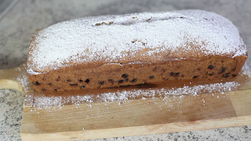 Cake with raisins, sliding camera, changing focus
