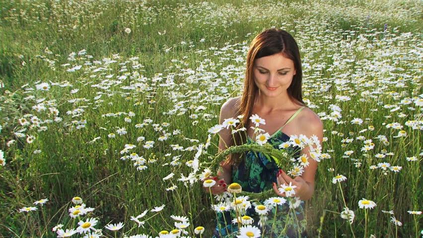 Woman wearing a wreath of daisies.
Wreath of flowers.