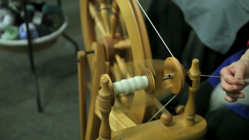 Hand spinning wool to yarn