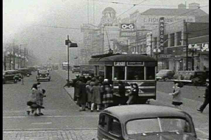 1940s - Good 1942 shots of downtown Chicago, pedestrians and commuters.