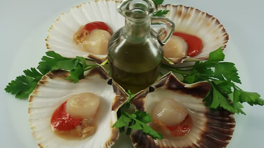 Scallops in shells, parsley and olive oil 