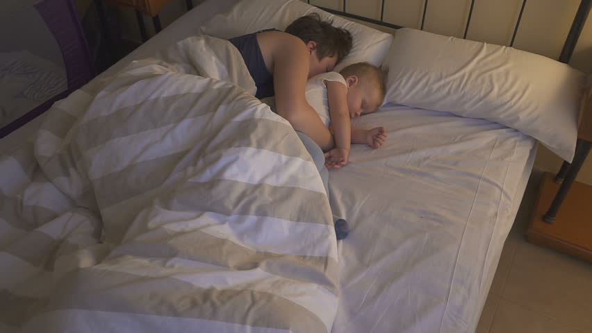 Рассказ притворилась спящей. Со спящей. Спящие мать. Мать с сыном спят в кровати.