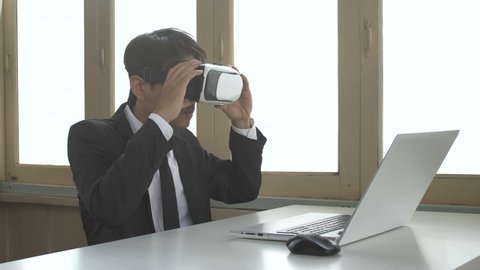 Mature Businessman Wearing Virtual Reality Stockvideos