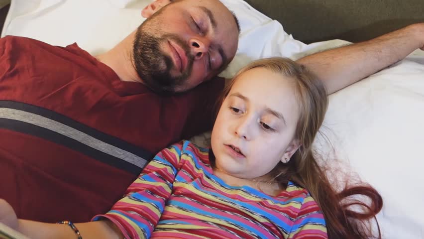 Father sleep daughter. Фото спящего папы одного парня. Sleep with father.