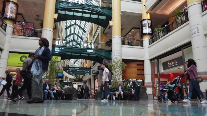 4k00 26costumers In The Colombo Shopping Mall In Lisbon Lisbon