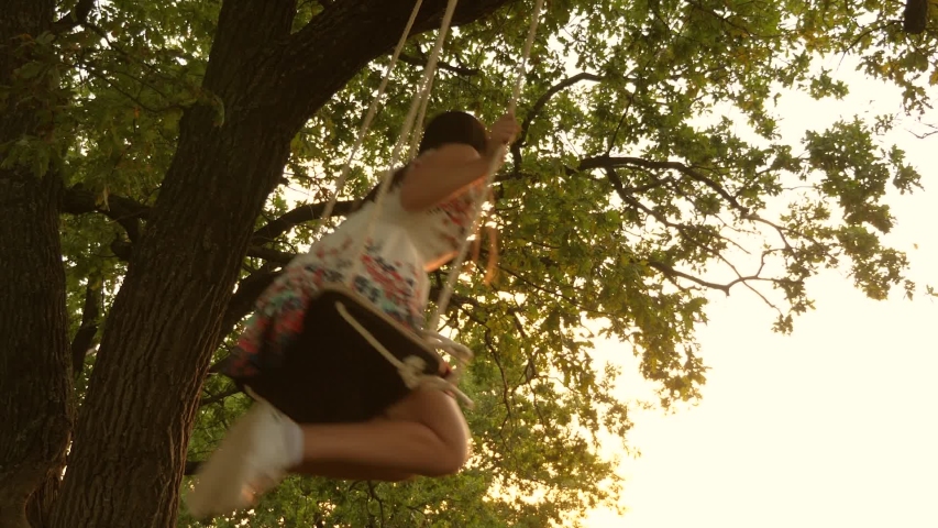 Девочки качели видео. Подростки на детской площадке. Девочки качели видео. Счастливая девочка на качелях. Катается на детских качелях.