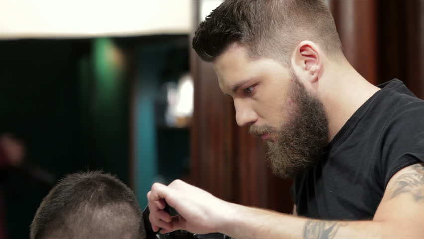 Mens Hairstyling And Haircutting In Stockvideos Filmmaterial 100 Lizenzfrei 12357572 Shutterstock