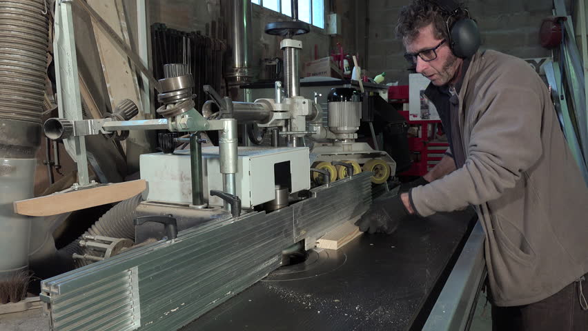 Header of moulder