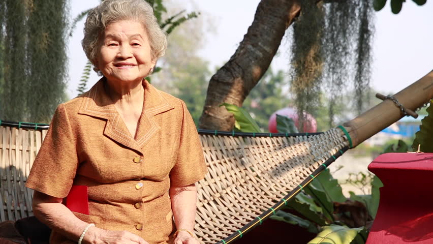 Бабушка азиат. Азиатская бабушка. Красивые азиатские бабушки. Бабушки в Азии. Чилийская бабушка.
