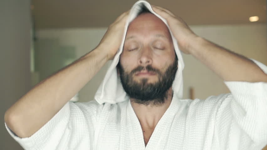 Young Man Drying Hair With Video De Stock Totalmente Libre De