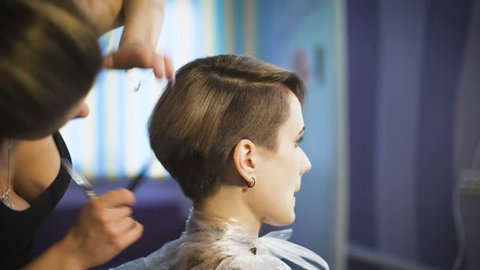 Young Woman Getting Her Hair Arkivvideomateriale 100 Royalty