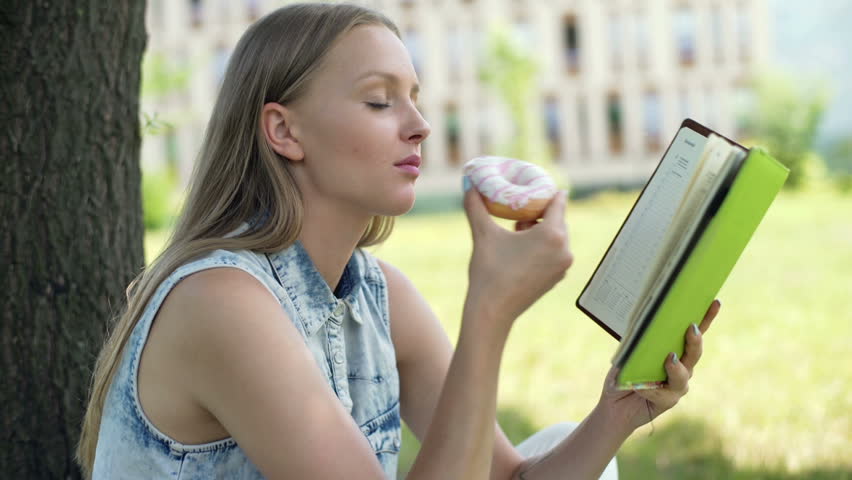 Reading while eating. Reading while eating. Reading while eating. Девушка у холодильника. Eat breakfast.