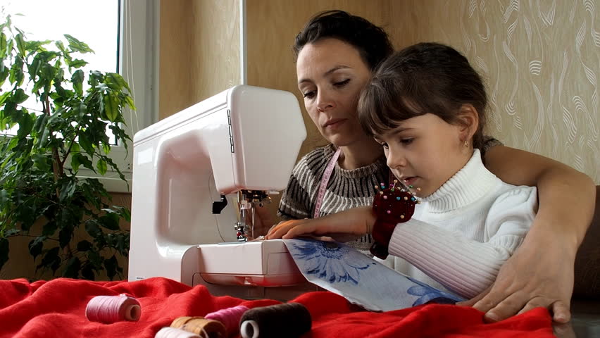Мама учит субтитры. Дети шьют. Шьем дочке. Шить учить. Учим детей шить.