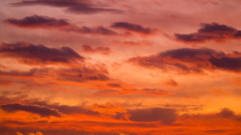 Hãy tận hưởng một phút giây yên bình với bầu trời hoàng hôn màu đỏ rực rỡ trong video này. Bình minh và hoàng hôn là những khoảnh khắc tuyệt đẹp nhất của mọi ngày, và đặc biệt là khi bầu trời được phủ bởi lớp mây mỏng. Xem video này để đón nhận tràn đầy \
