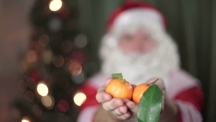 Мандарин мороз. Дед Мороз с мандаринами. Дед Мороз с мандаринами гифка. Дед Мороз,Мем,мандарин.