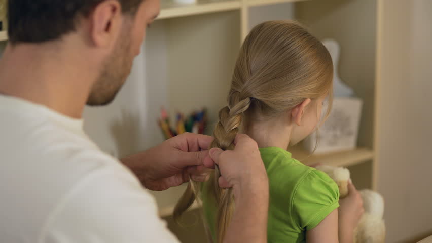 Фотосессия отец и взрослая дочь. Дочь поебемся папа. Отец обнимает дочь. Разговор отца с дочерью. Отец и дочь.