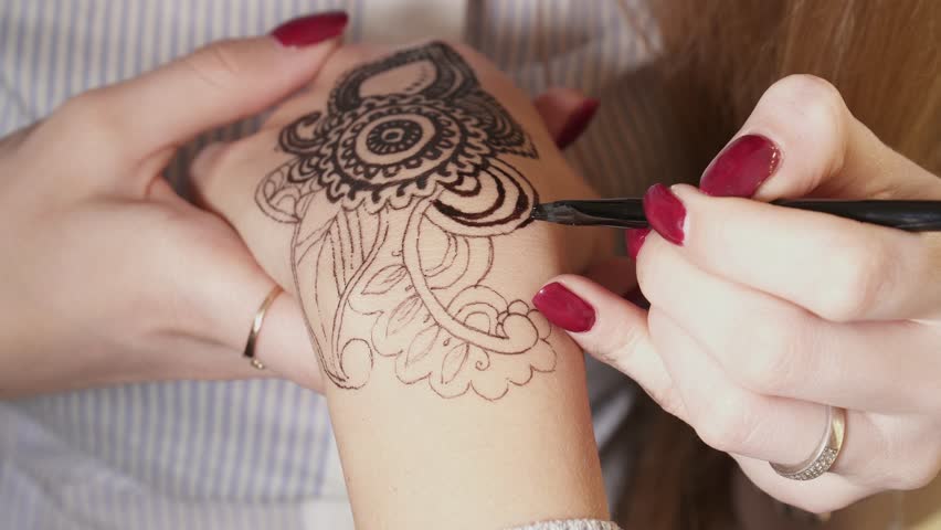 applying henna tattoo on a south indian bride tamil nadu stock applying henna tattoo on a south indian bride tamil nadu stock