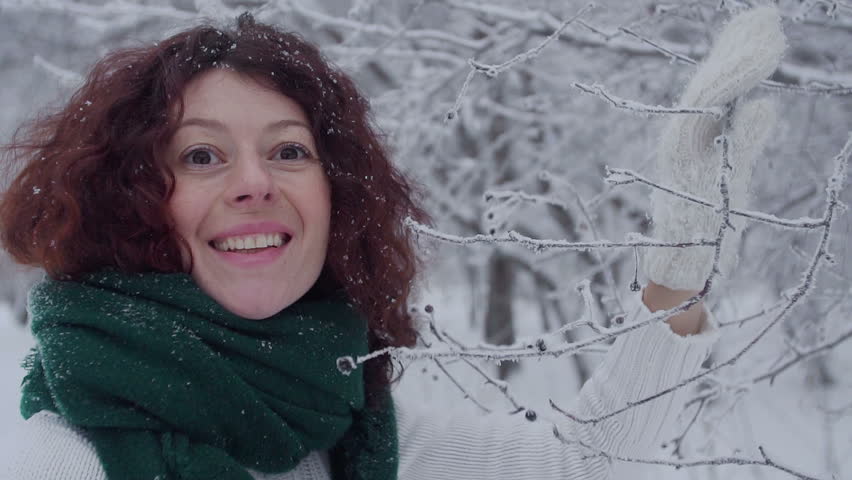 Без шапки. Девушка без шапки зимой. В холод без шапки. Ходить без шапки. Зимой без шапки последствия.