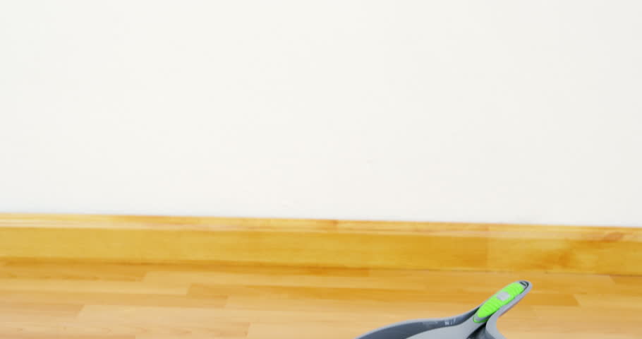 Header of dustpan