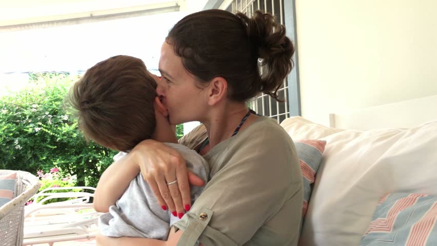 Малыши лесбияночки. Любовь к сыну. Mexican couple. Мать целует сына. Moms hot kiss.