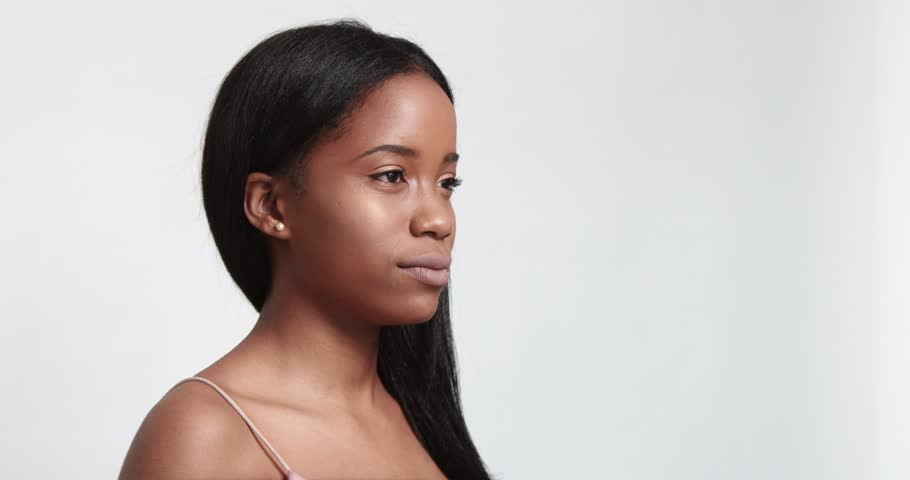 4k00 11african American Model With Straight Black Hair Turning From