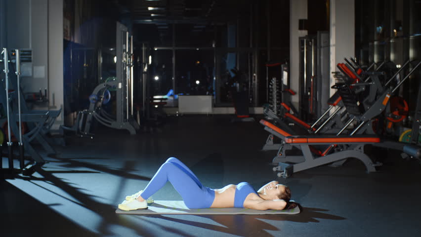 Sport Female Athlete Doing Sit Ups Stock Videoer 100 Royaltyfri