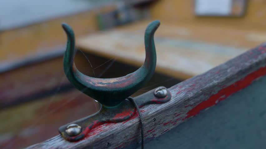 Header of oarlock